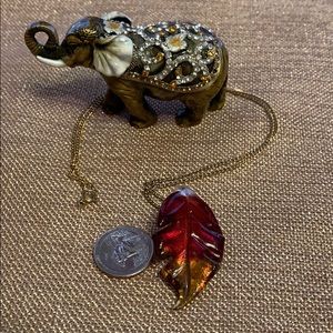 Lovely Art Glass fall colored leaf pendant w/chain